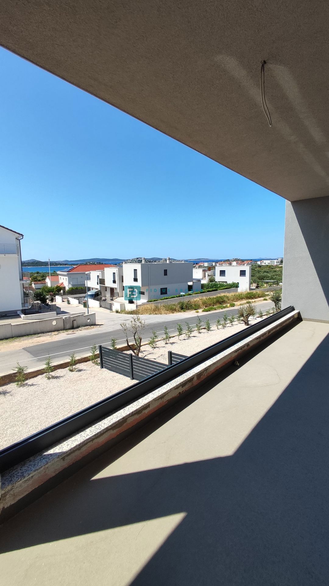 VODICE, novogradnja, dvojček, pogled na morje, bazen, vrt