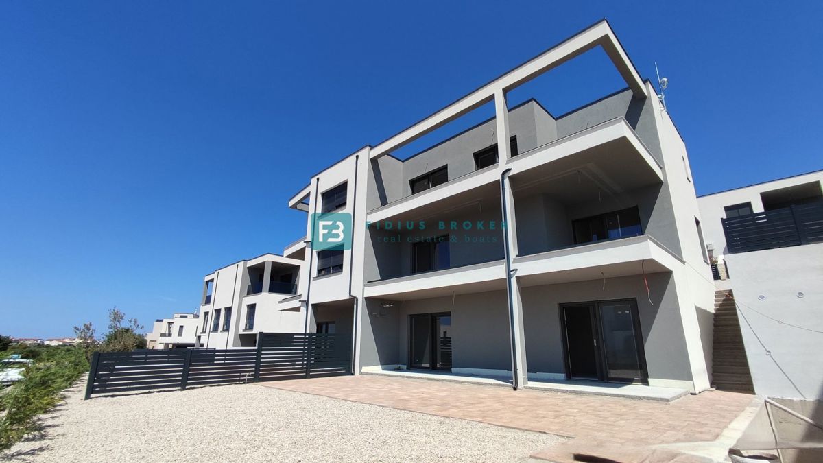 VODICE, novogradnja, dvojček, pogled na morje, bazen, vrt