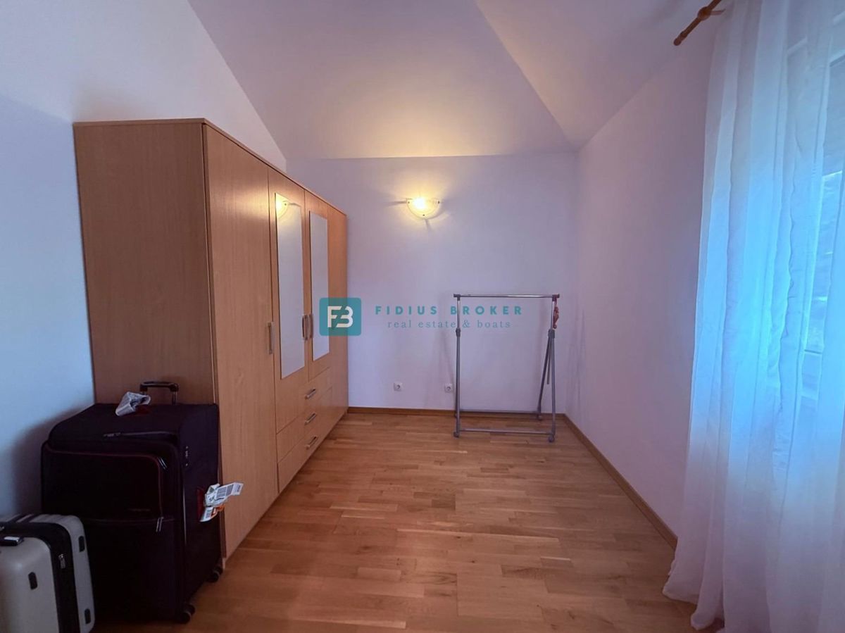 VODICE, samostojna hiša, 2 ločeni stanovanji, dvorišče