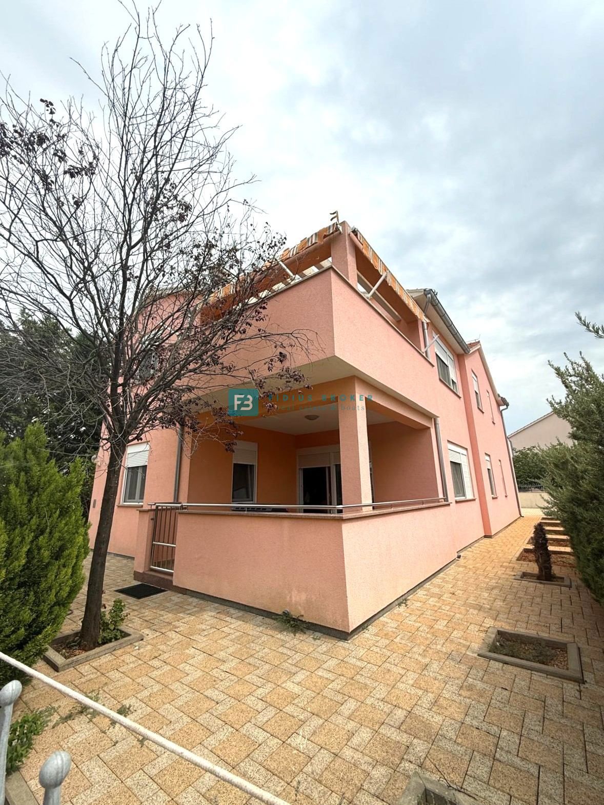 VODICE, samostojna hiša, 2 ločeni stanovanji, dvorišče