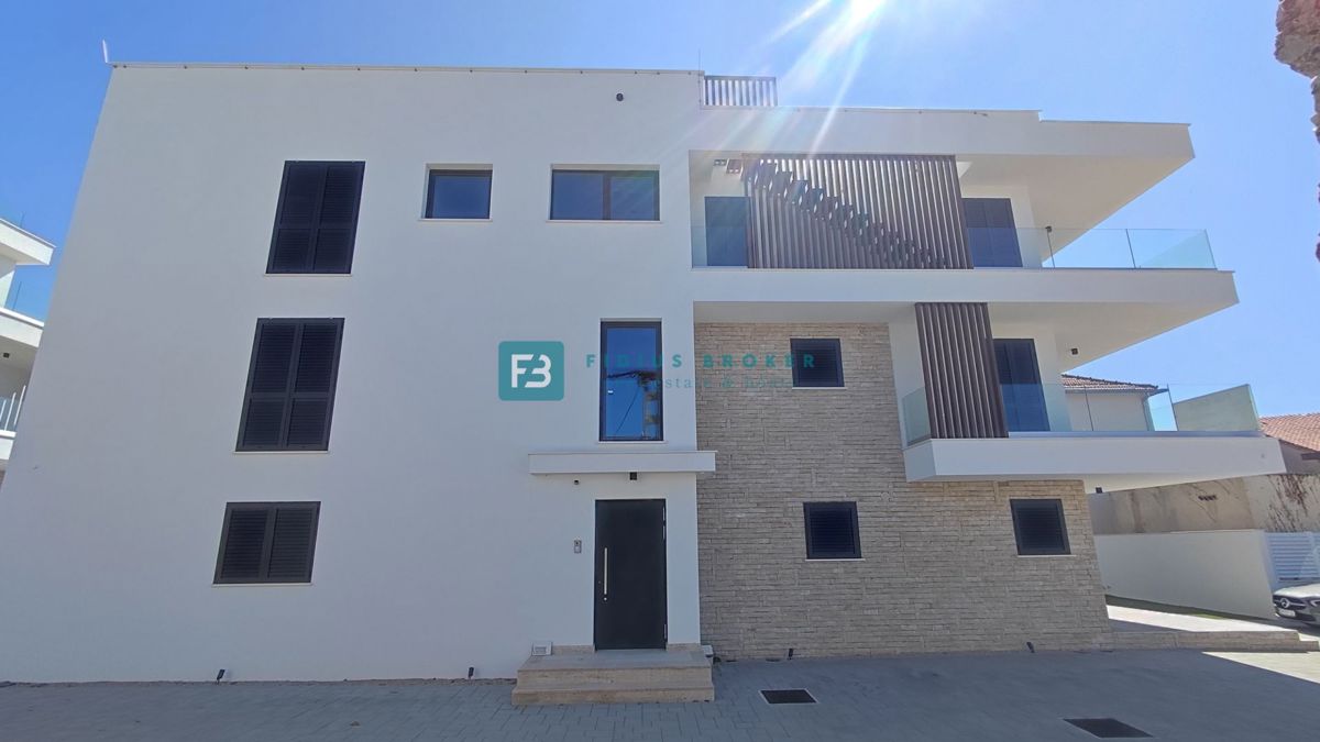 VODICE, novo,  pogled na morje, 2. nadstropje + strešna terasa, center