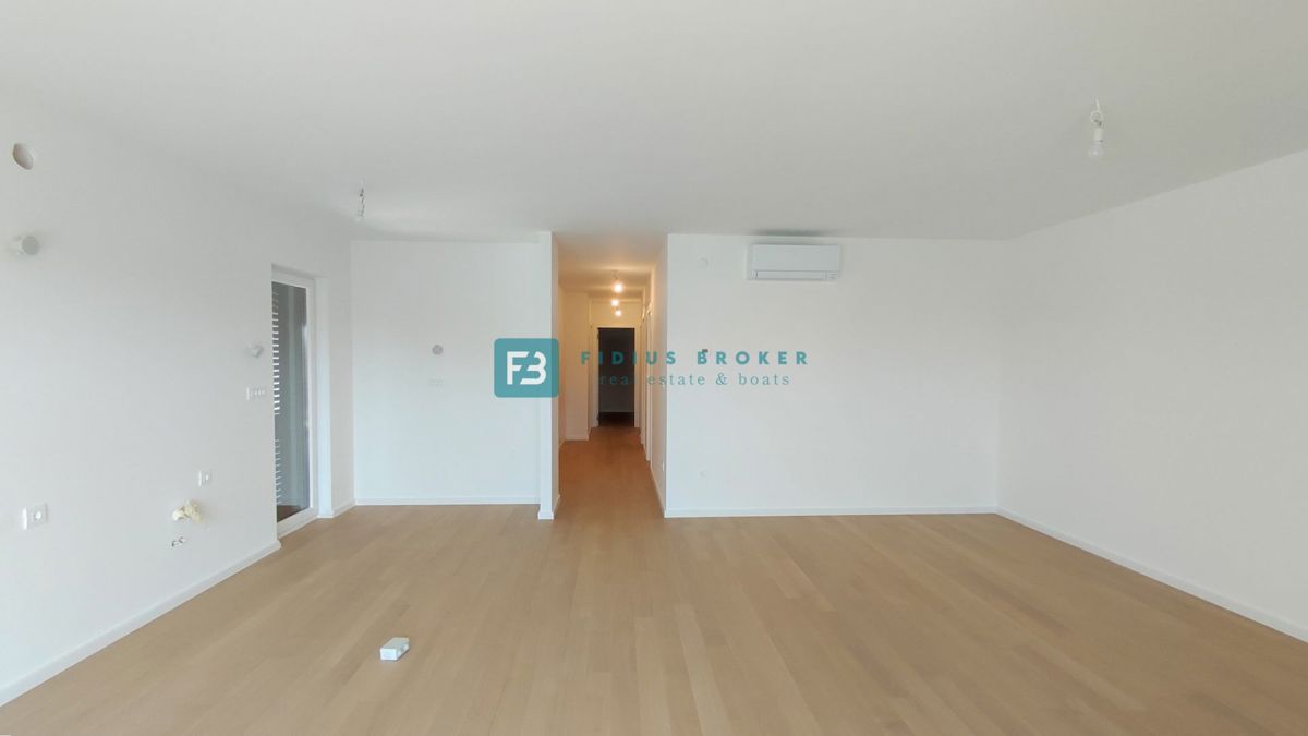 VODICE, novo,  pogled na morje, 2. nadstropje + strešna terasa, center