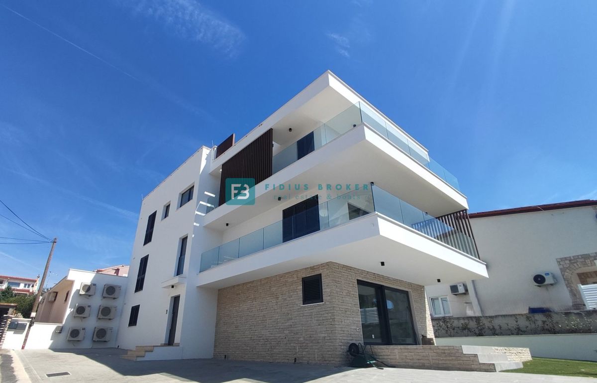 VODICE, novo,  pogled na morje, 2. nadstropje + strešna terasa, center