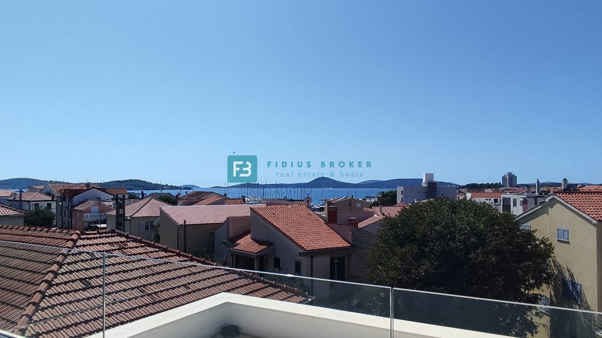 VODICE, novo,  pogled na morje, 2. nadstropje + strešna terasa, center
