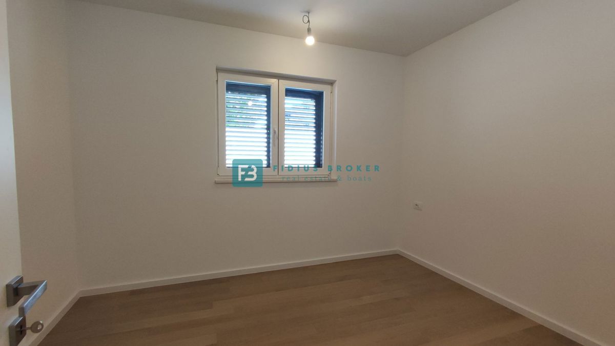 VODICE, novo,  pogled na morje, 2. nadstropje + strešna terasa, center