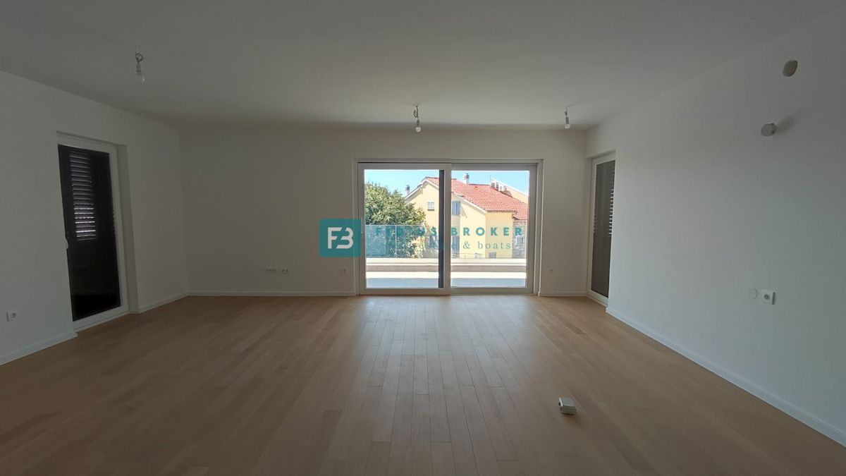 VODICE, novo,  pogled na morje, 2. nadstropje + strešna terasa, center