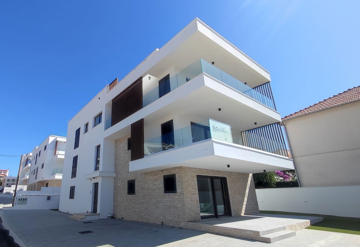 VODICE, novo,  pogled na morje, 2. nadstropje + strešna terasa, center