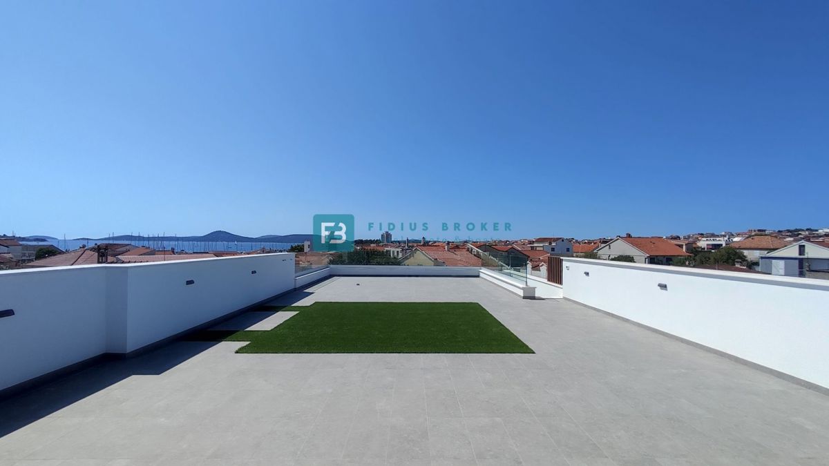 VODICE, novo,  pogled na morje, 2. nadstropje + strešna terasa, center