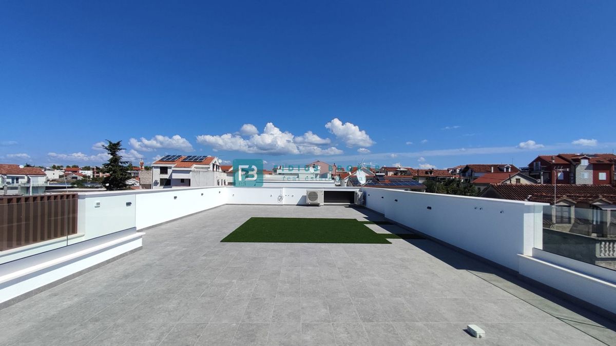 VODICE, novo,  pogled na morje, 2. nadstropje + strešna terasa, center