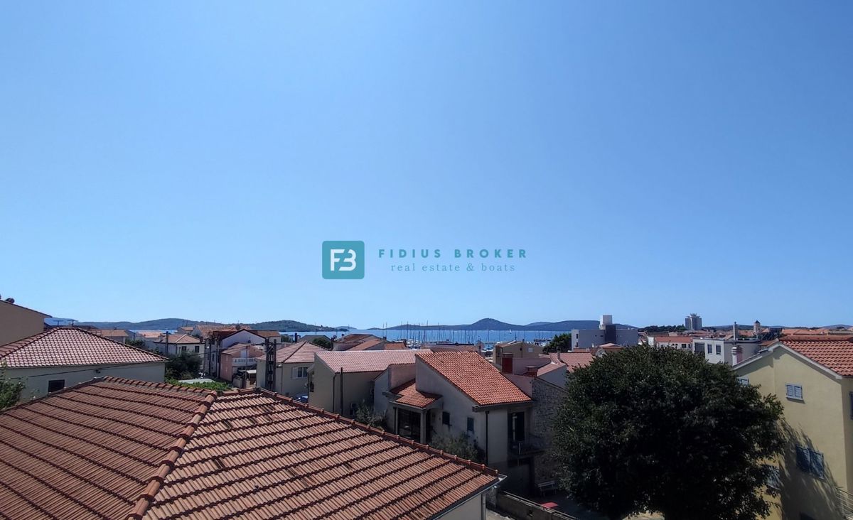 VODICE, novo,  pogled na morje, 2. nadstropje + strešna terasa, center