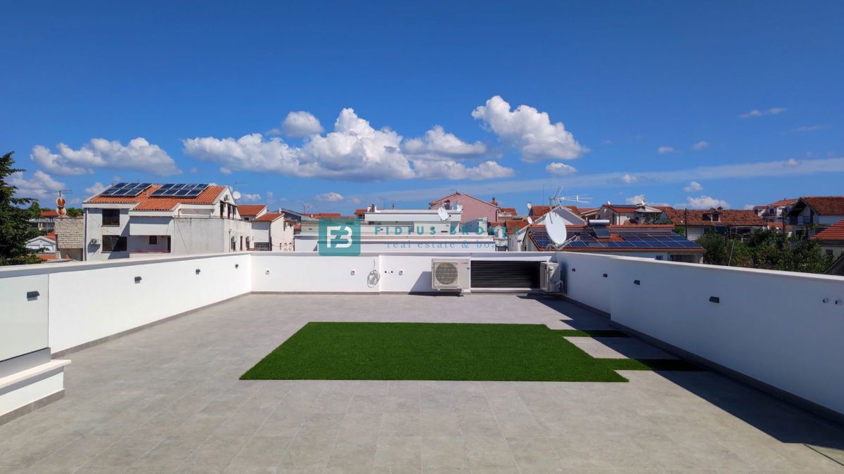 VODICE, novo,  pogled na morje, 2. nadstropje + strešna terasa, center