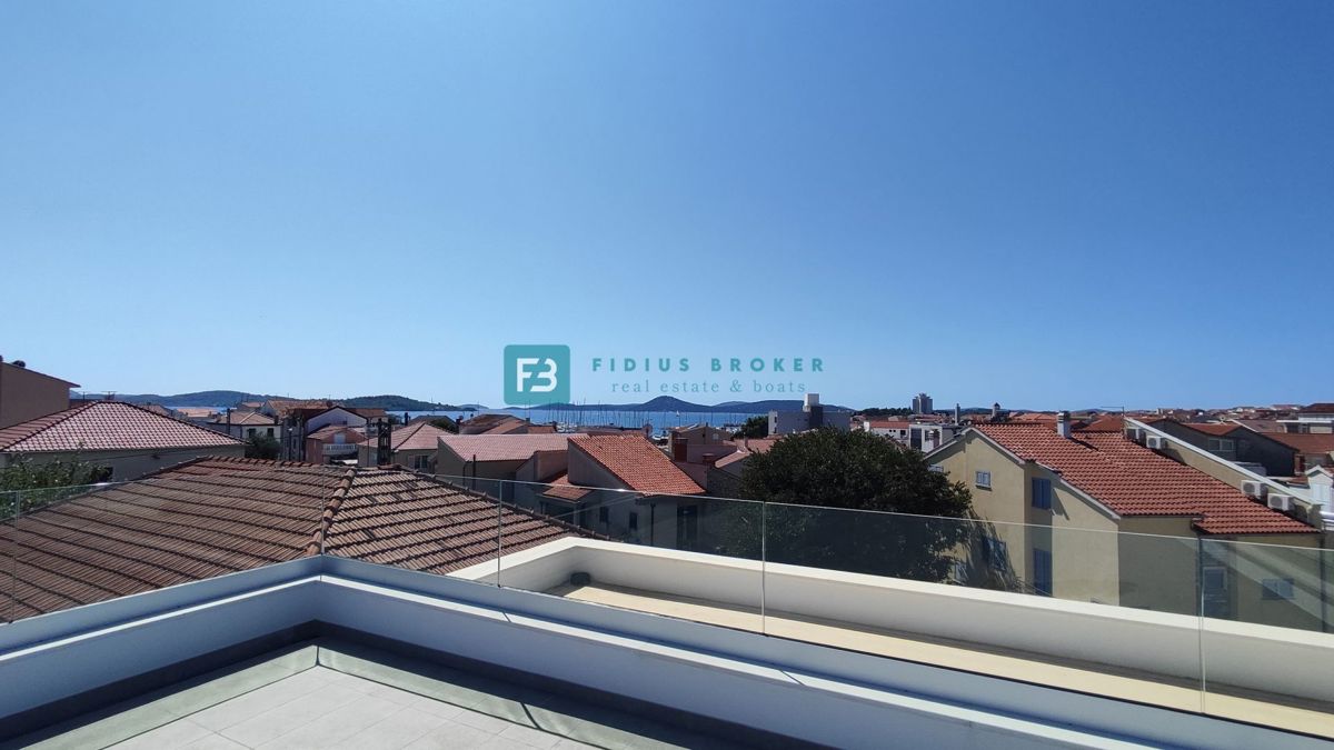 VODICE, novo,  pogled na morje, 2. nadstropje + strešna terasa, center