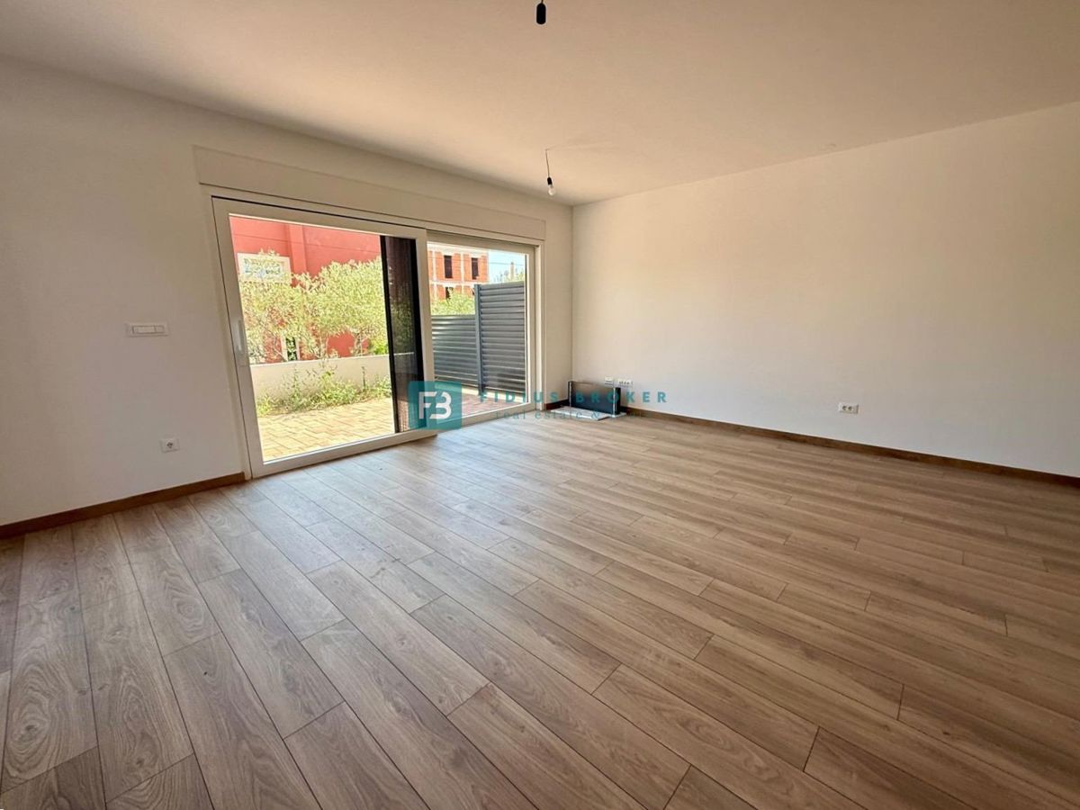 VODICE, neu, 200 m zum Strand, gerade fertiggestellt, Reihenhaus