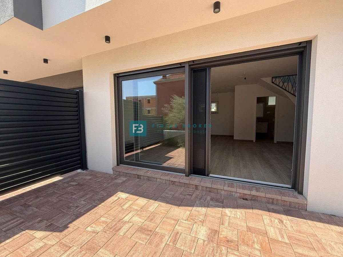 VODICE, neu, 200 m zum Strand, gerade fertiggestellt, Reihenhaus