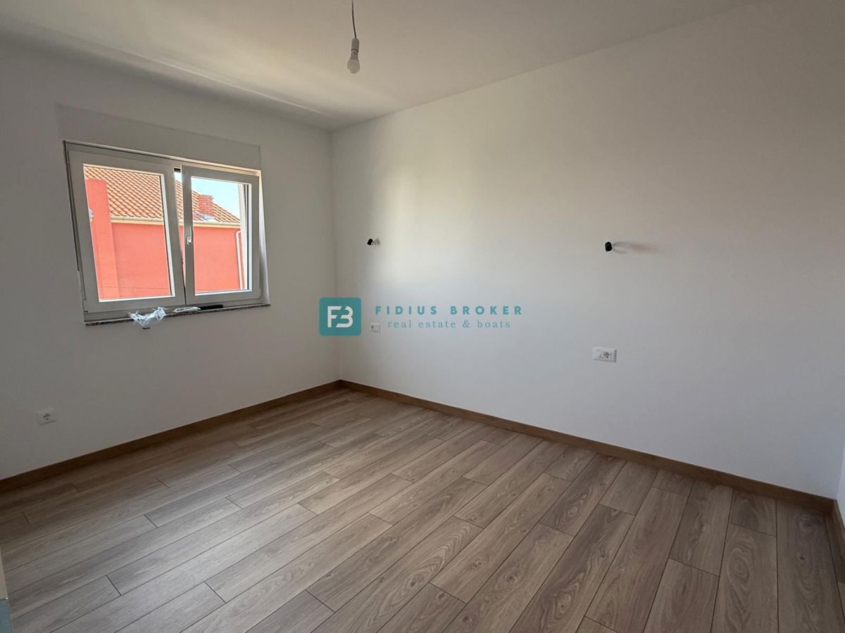 VODICE, neu, 200 m zum Strand, gerade fertiggestellt, Reihenhaus