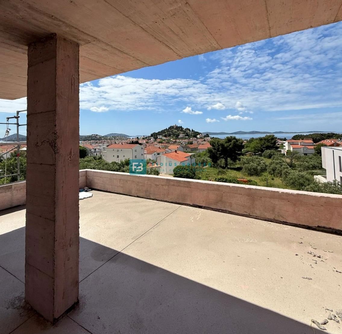 TRIBUNJ, nova, dvojček, panoramski pogled na morje, bazen