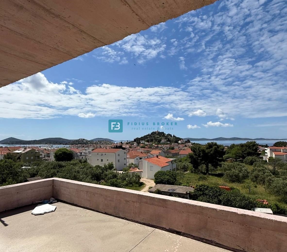 TRIBUNJ, nova, dvojček, panoramski pogled na morje, bazen