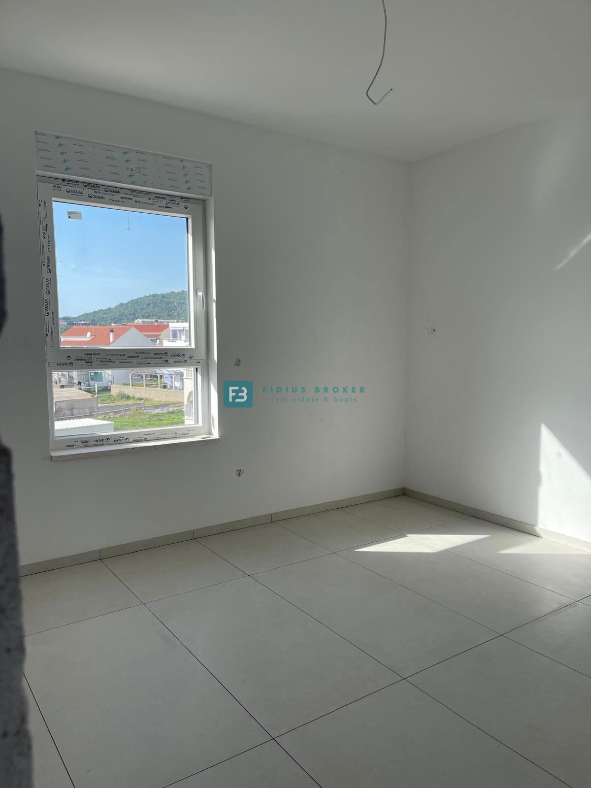 VODICE, novogradnja, 350 m od plaže, 2. nad., pogled na morje