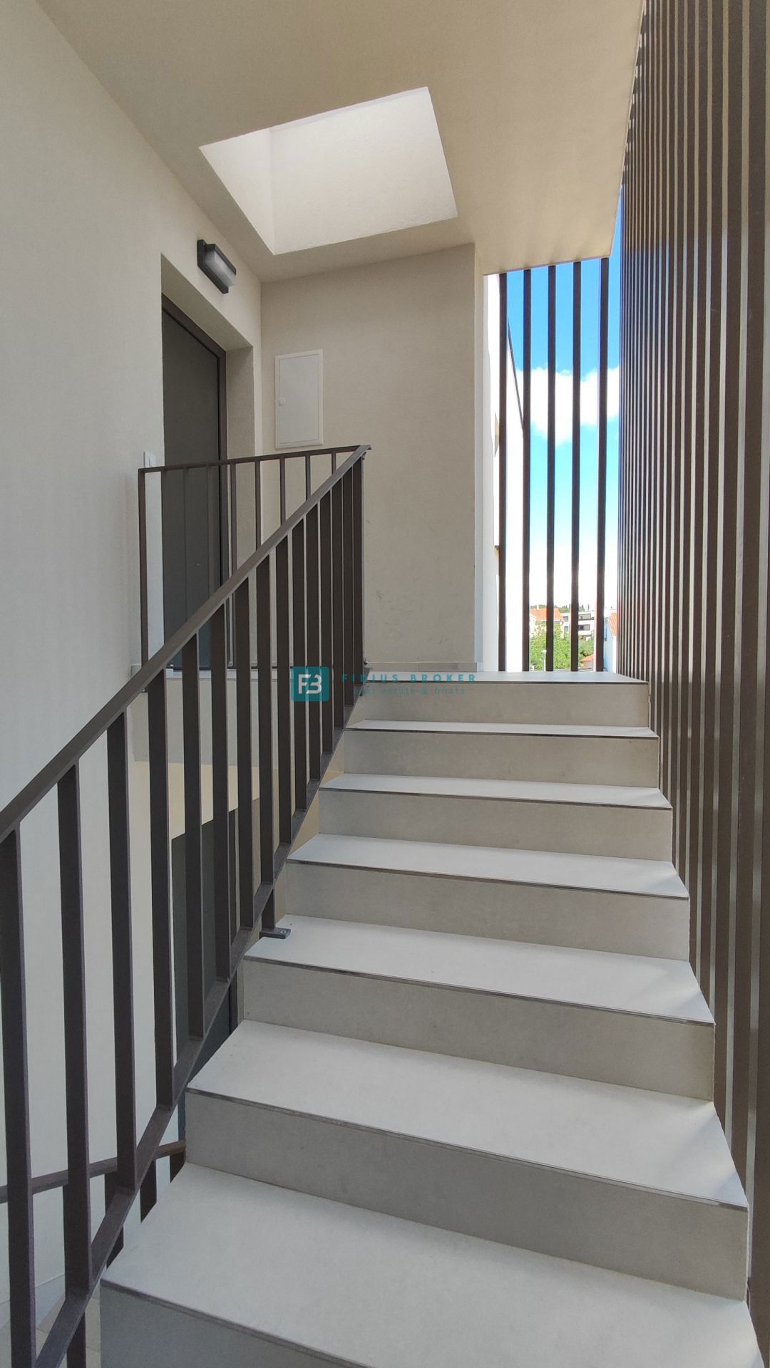 VODICE, novogradnja, 350 m od plaže, 2. nad., pogled na morje