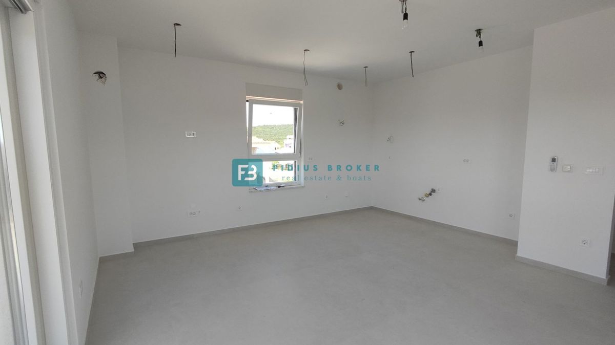 VODICE, novogradnja, 350 m od plaže, 2. nad., pogled na morje