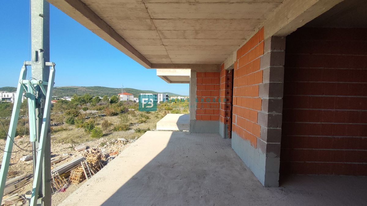 VODICE, novogradnja, 1. nadstropje, pogled na morje, 2 spalnici