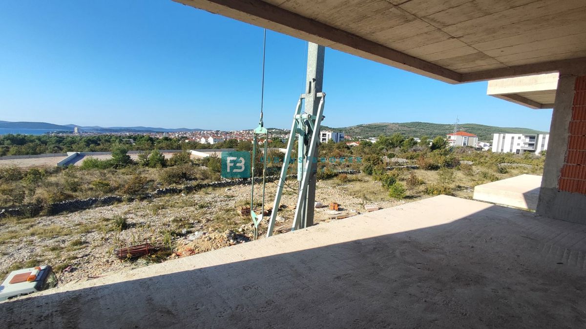 VODICE, novogradnja, 1. nadstropje, pogled na morje, 2 spalnici