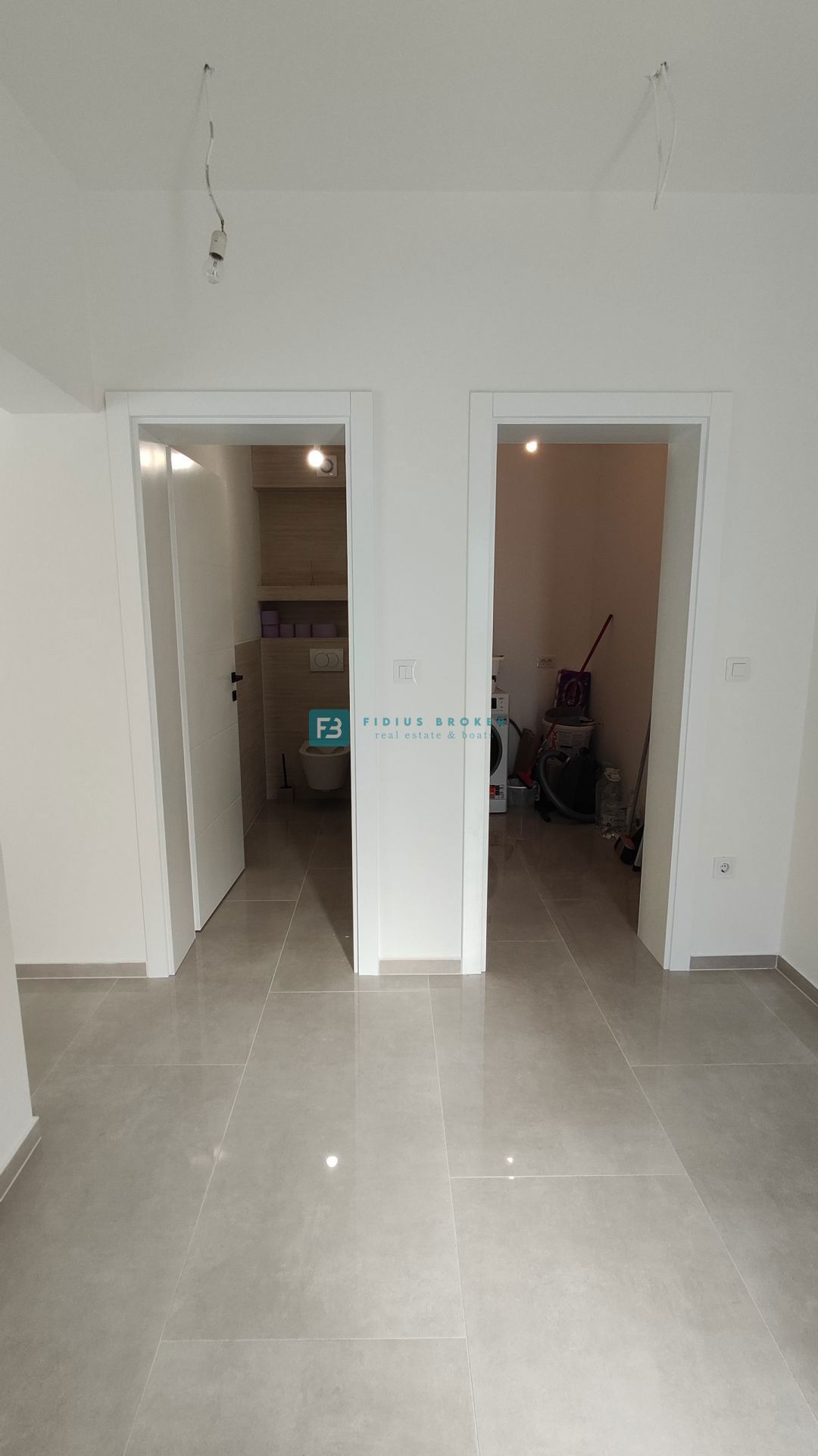 SRIMA, nova, opremljena polsamostojna hiša, 300 m do plaže, pogled na morje