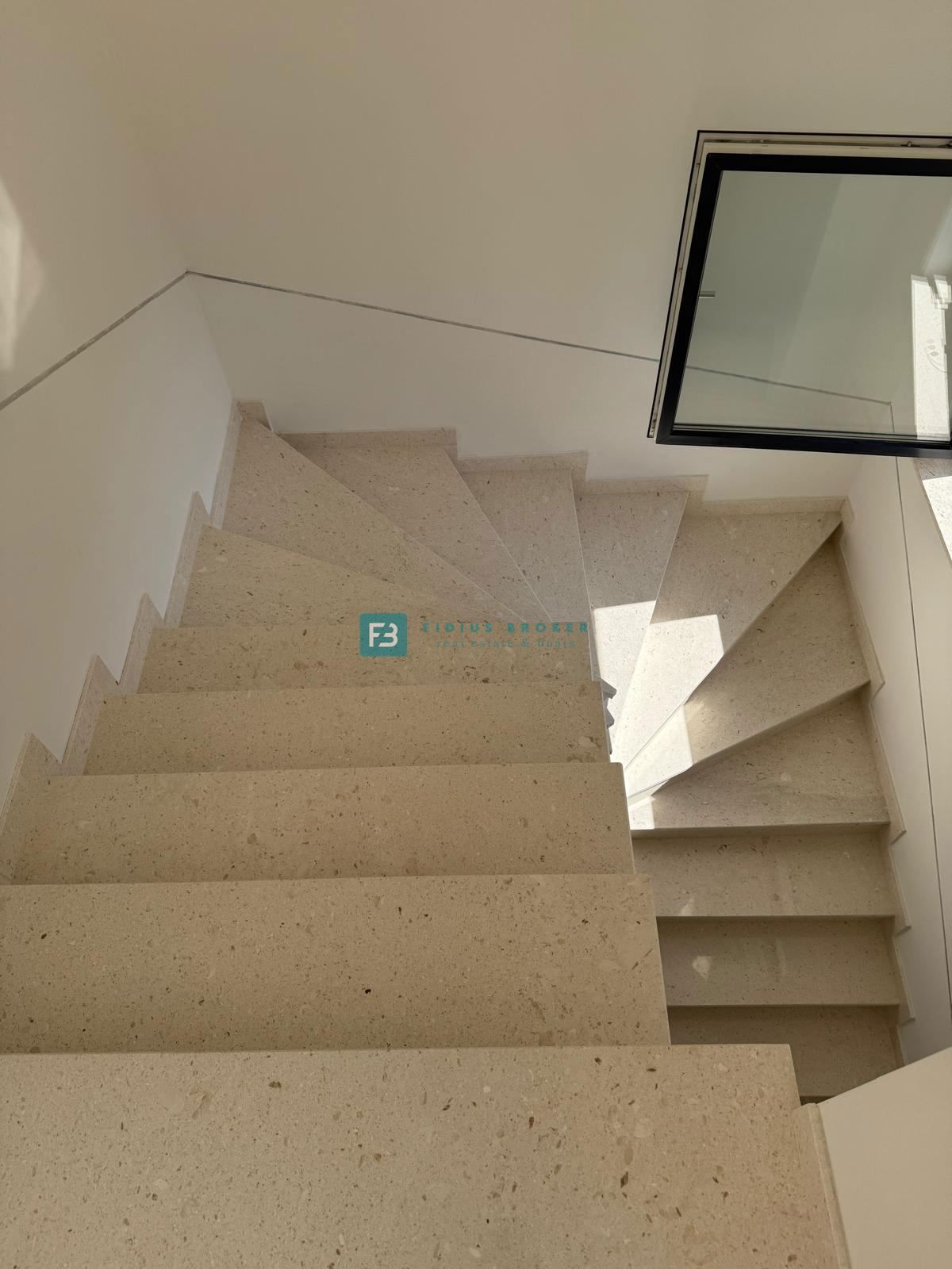 SRIMA, nova, opremljena polsamostojna hiša, 300 m do plaže, pogled na morje