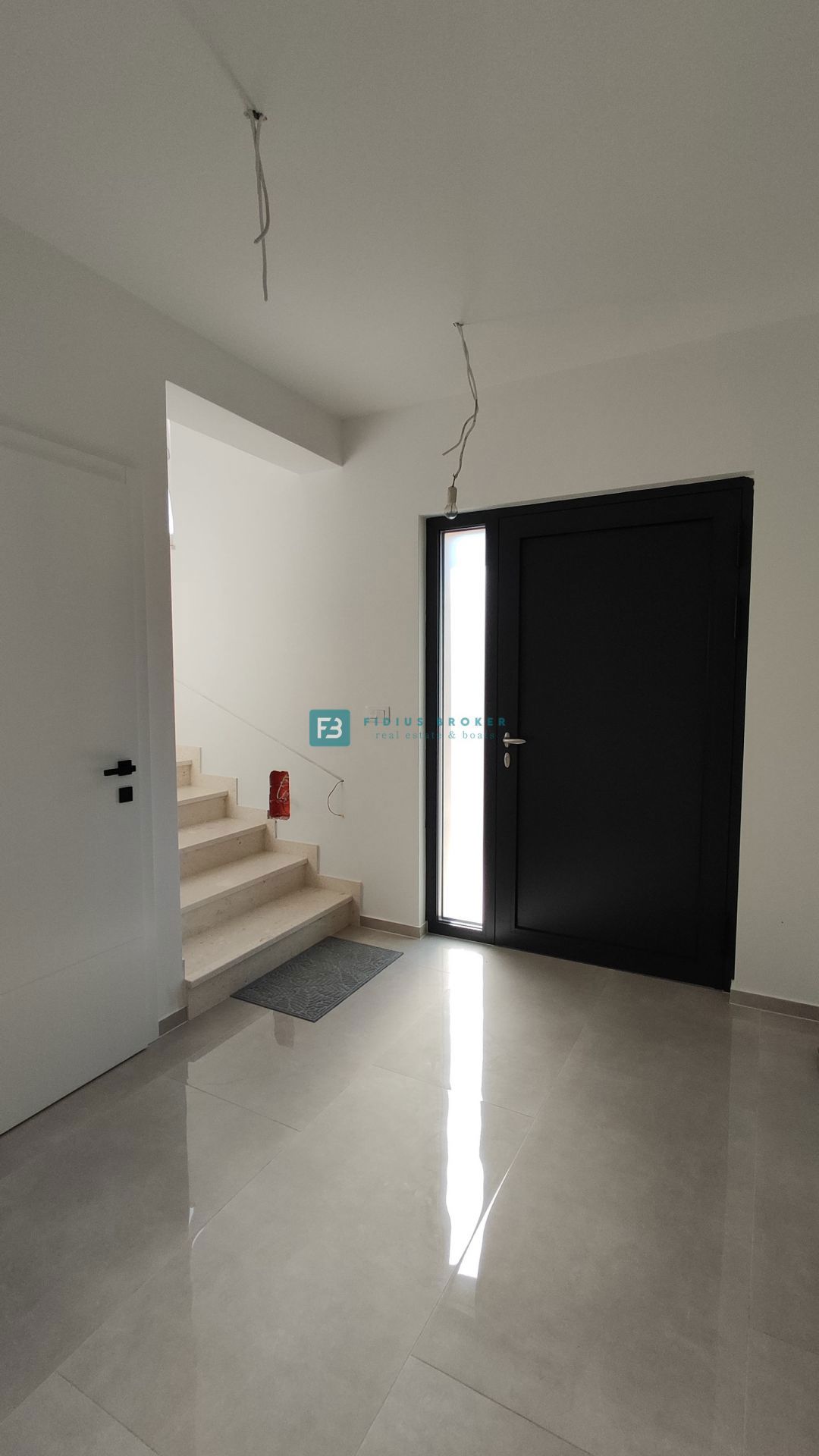 SRIMA, nova, opremljena polsamostojna hiša, 300 m do plaže, pogled na morje