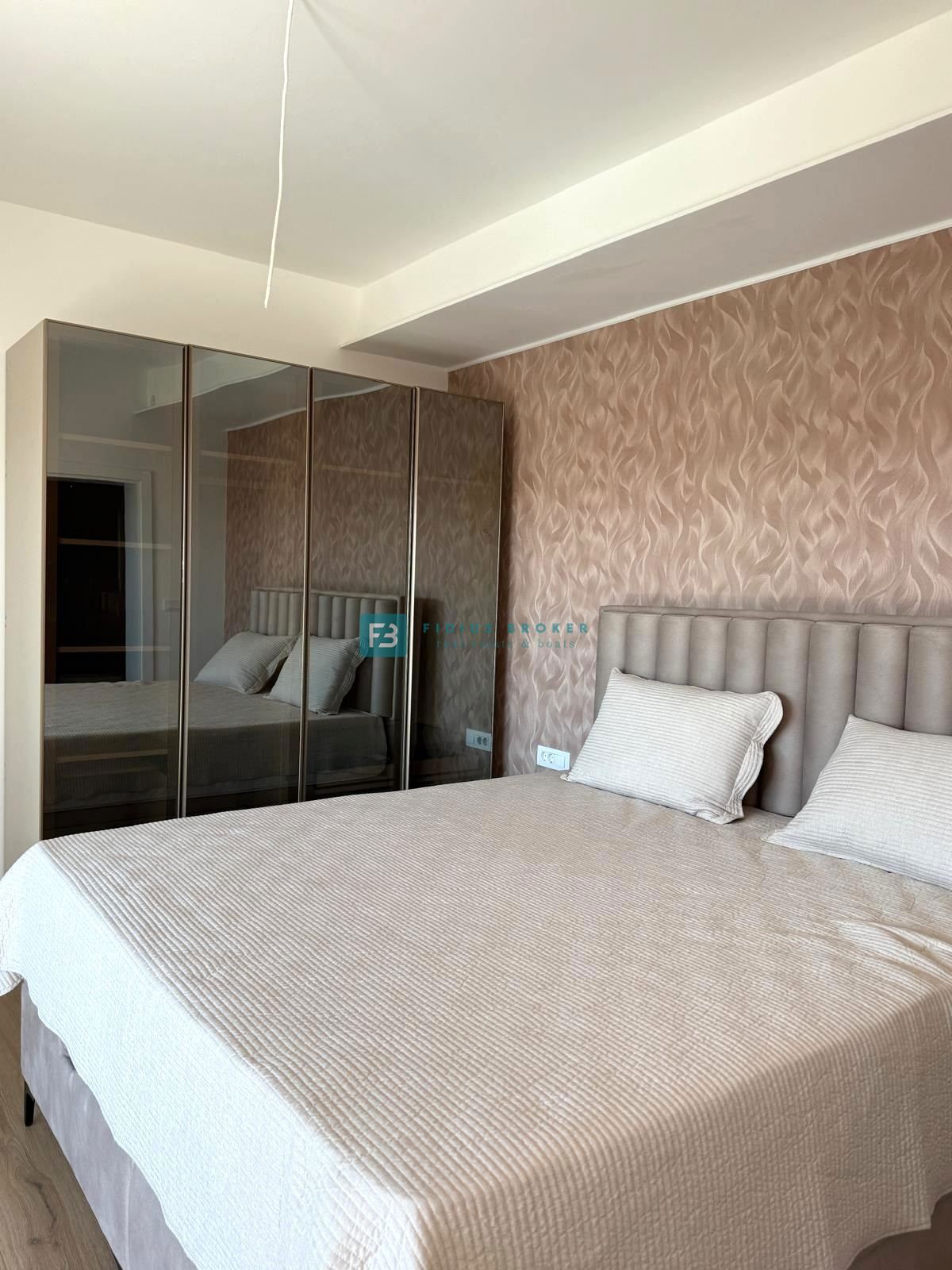 SRIMA, nova, opremljena polsamostojna hiša, 300 m do plaže, pogled na morje