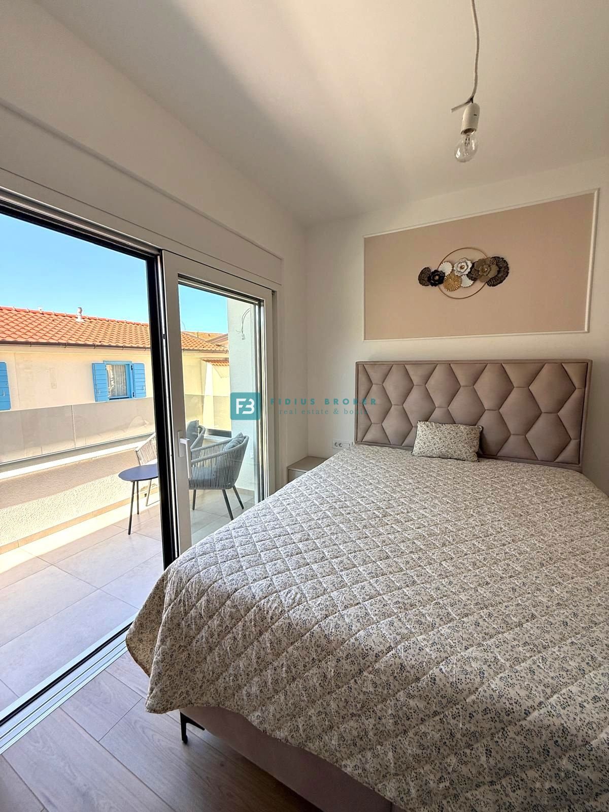 SRIMA, nova, opremljena polsamostojna hiša, 300 m do plaže, pogled na morje