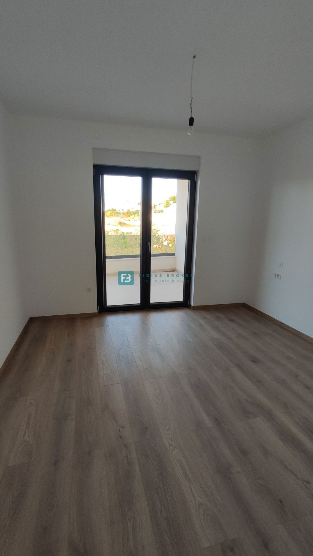 VODICE, novogradnja, dvoetažno stanovanje, vrt 138 m2, 3 ss