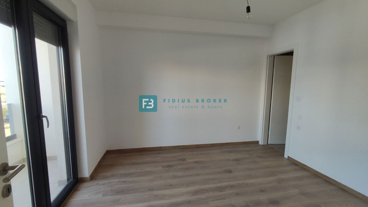 VODICE, novogradnja, dvoetažno stanovanje, vrt 138 m2, 3 ss