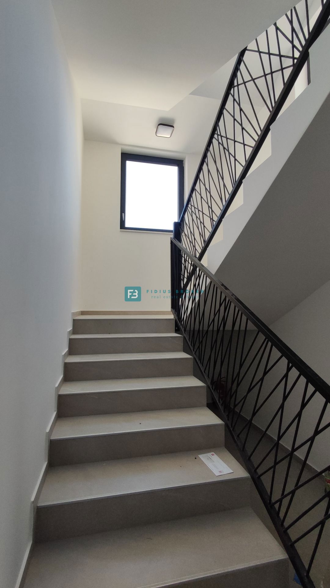 VODICE, novogradnja, dvoetažno stanovanje, vrt 138 m2, 3 ss