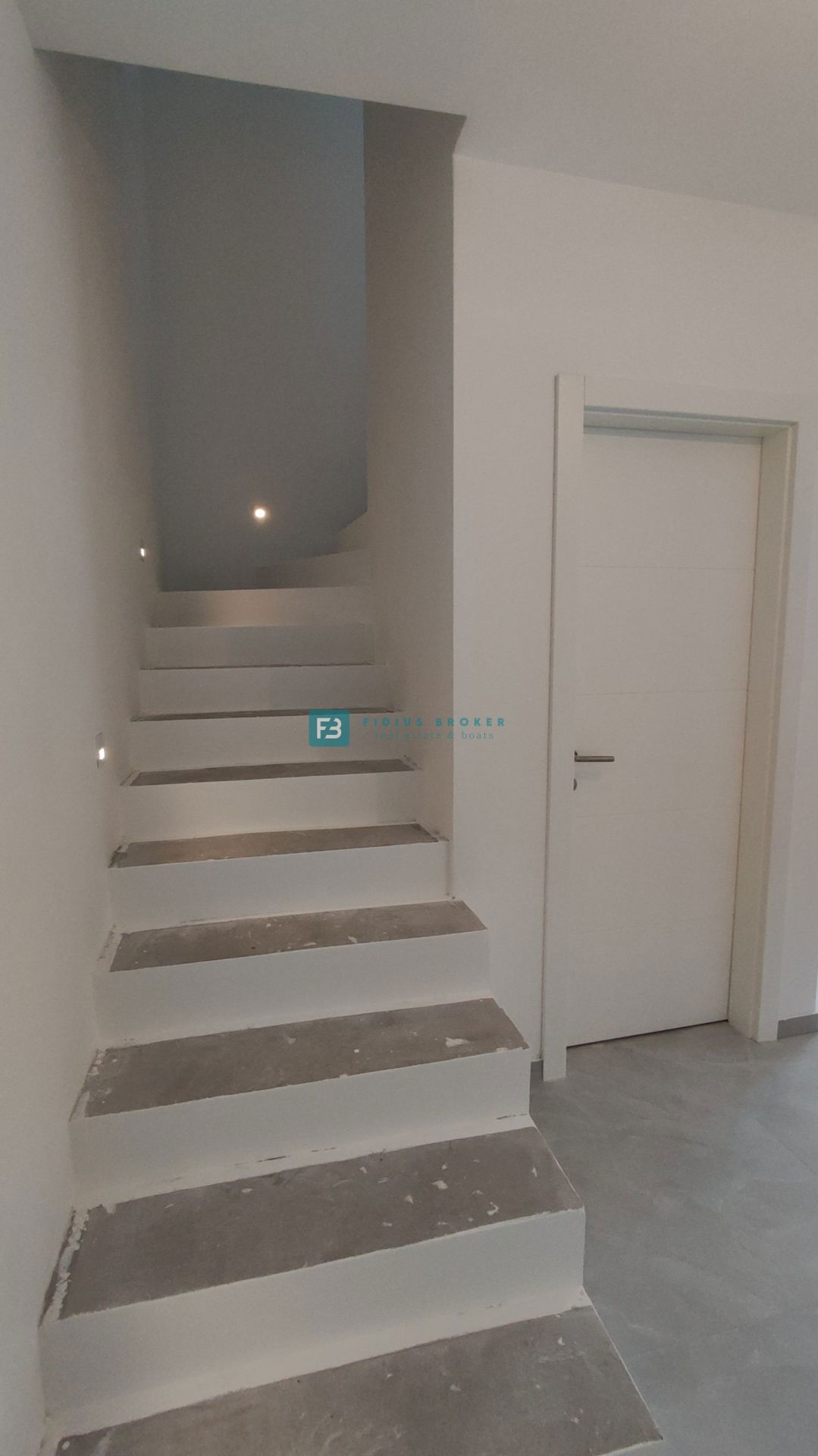 VODICE, novogradnja, dvoetažno stanovanje, vrt 138 m2, 3 ss