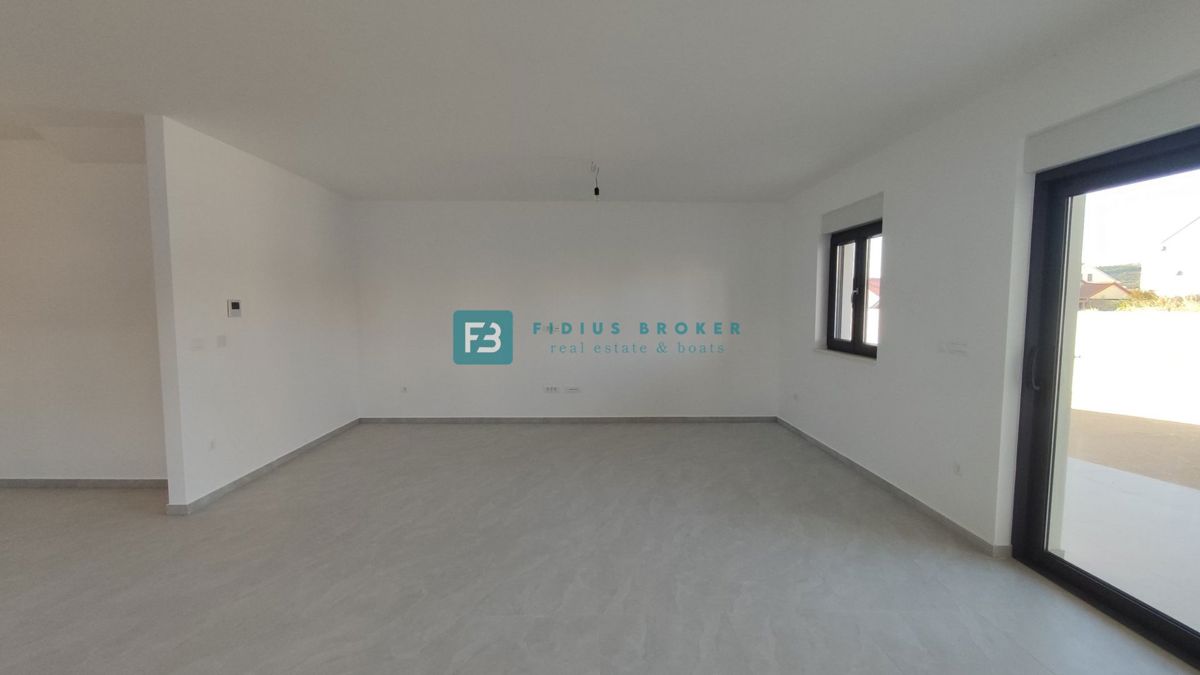 VODICE, novogradnja, dvoetažno stanovanje, vrt 138 m2, 3 ss