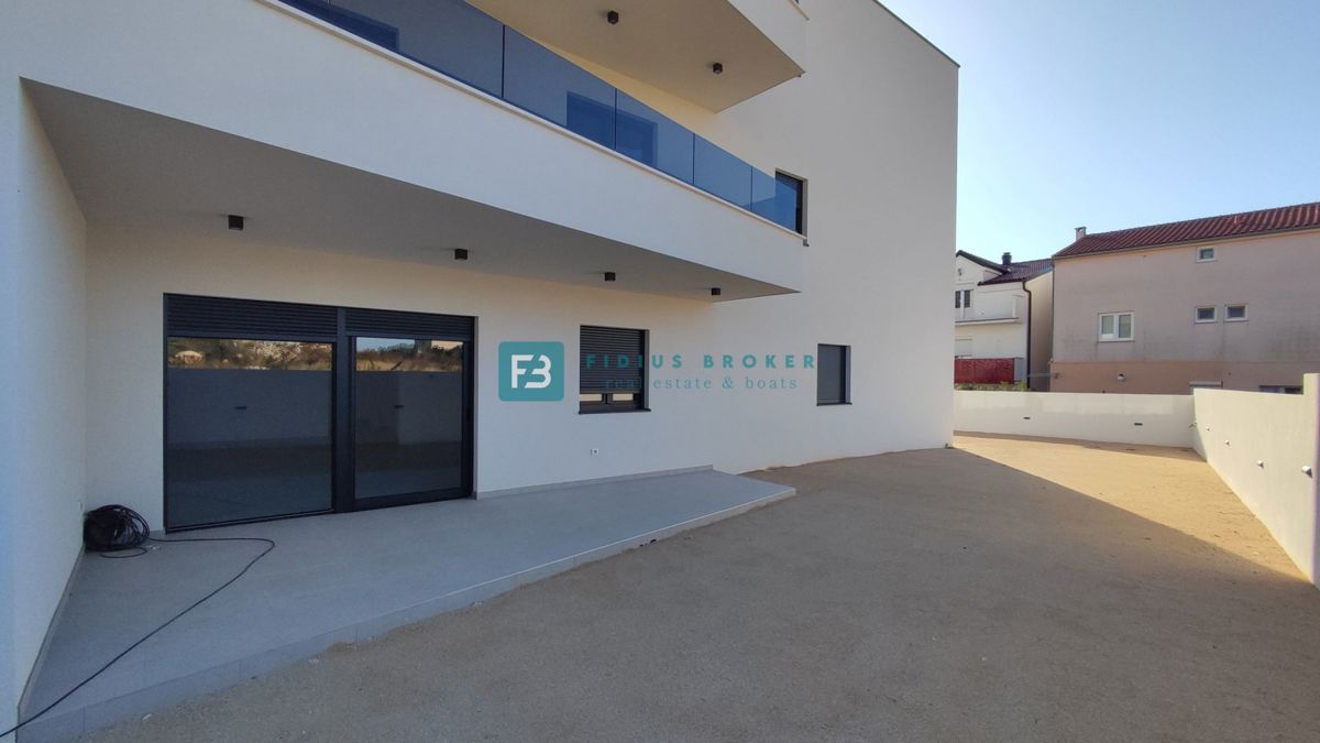 VODICE, novogradnja, dvoetažno stanovanje, vrt 138 m2, 3 ss