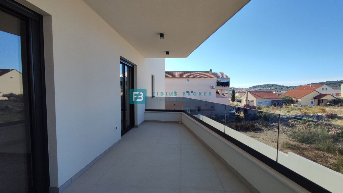 VODICE, novogradnja, dvoetažno stanovanje, vrt 138 m2, 3 ss