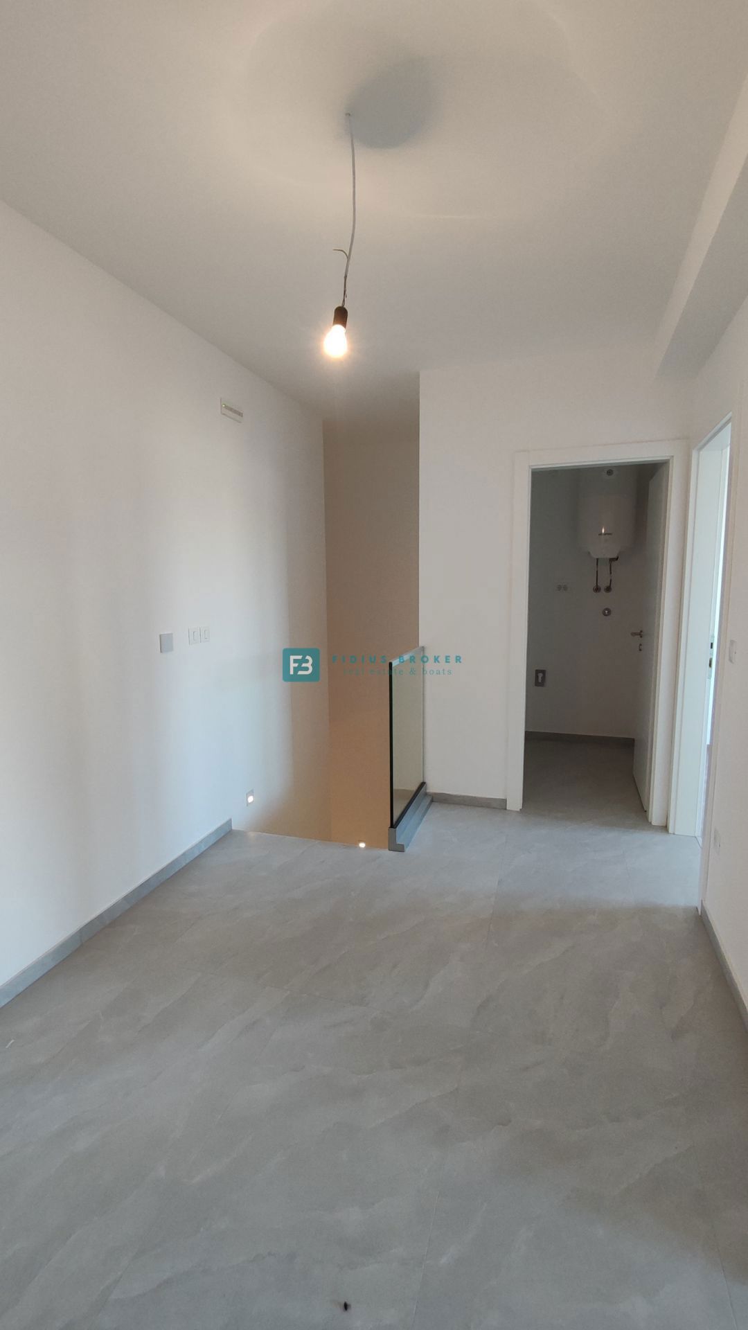 VODICE, novogradnja, dvoetažno stanovanje, vrt 138 m2, 3 ss