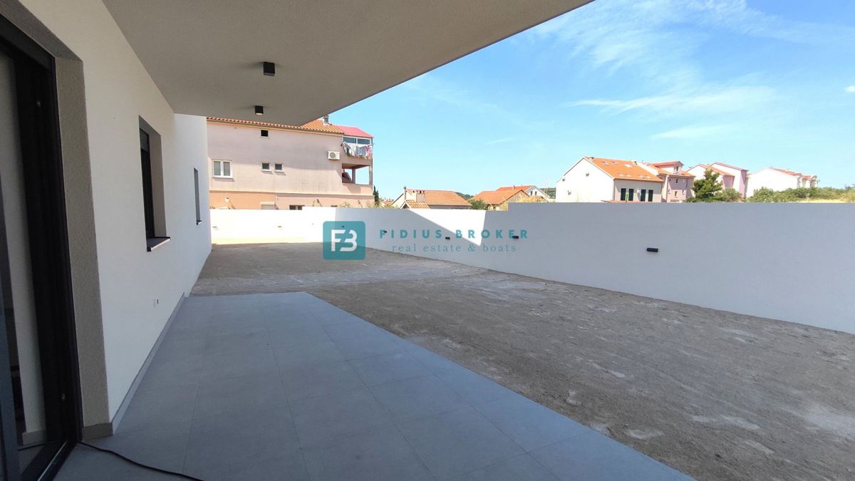 VODICE, novogradnja, dvoetažno stanovanje, vrt 138 m2, 3 ss