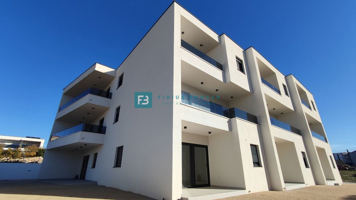 VODICE, novogradnja, dvoetažno stanovanje, vrt 138 m2, 3 ss