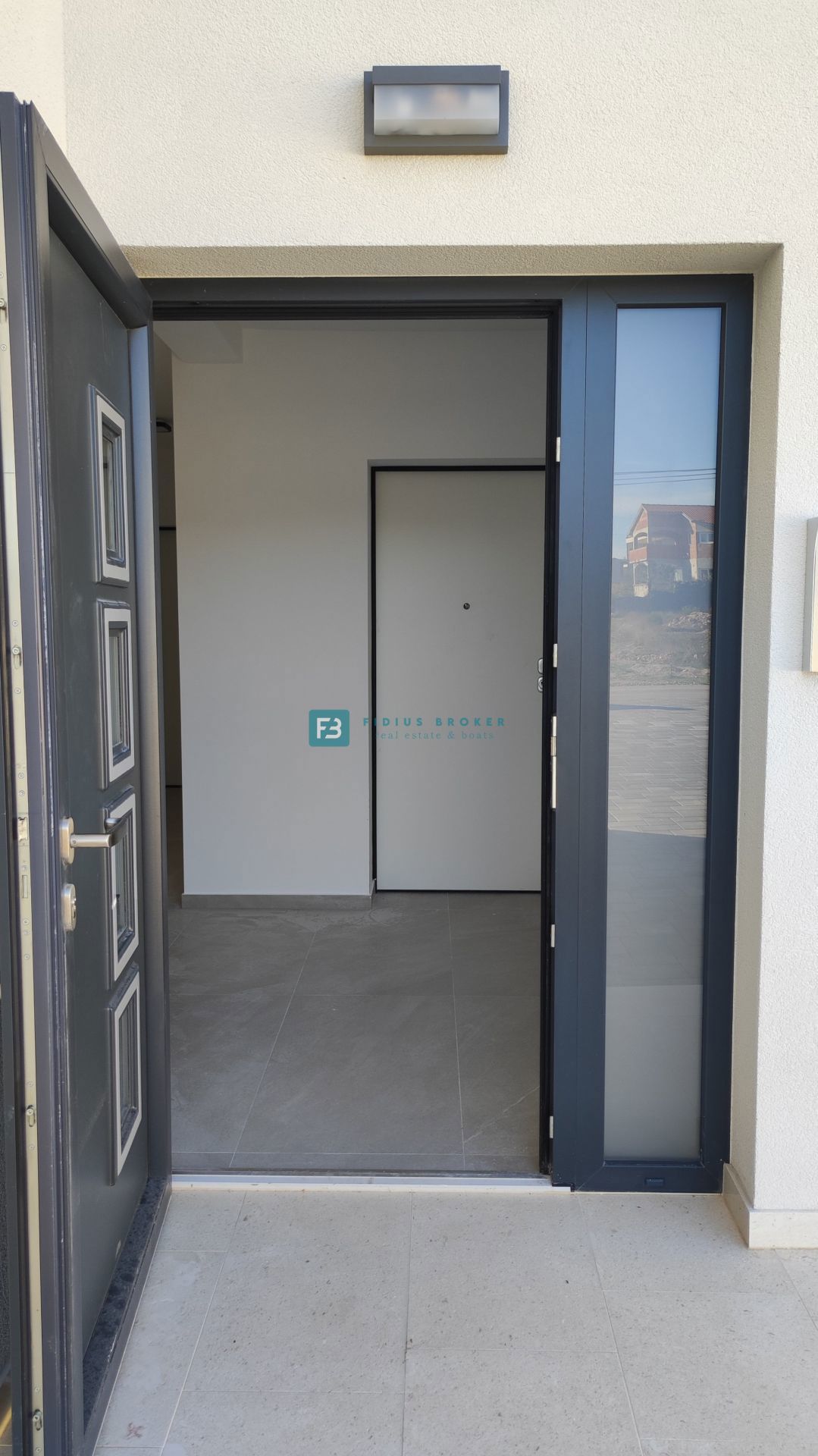 VODICE, novogradnja, dvoetažno stanovanje, vrt 138 m2, 3 ss