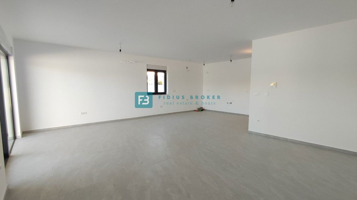 VODICE, novogradnja, dvoetažno stanovanje, vrt 138 m2, 3 ss