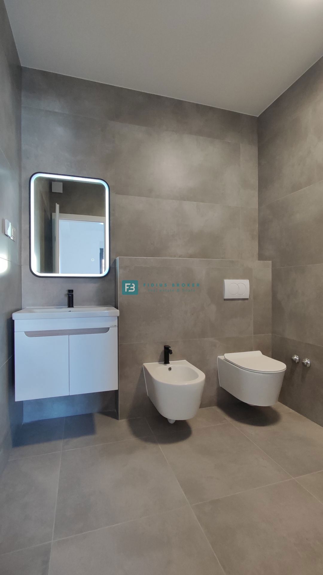 VODICE, novogradnja, dvoetažno stanovanje, vrt 138 m2, 3 ss