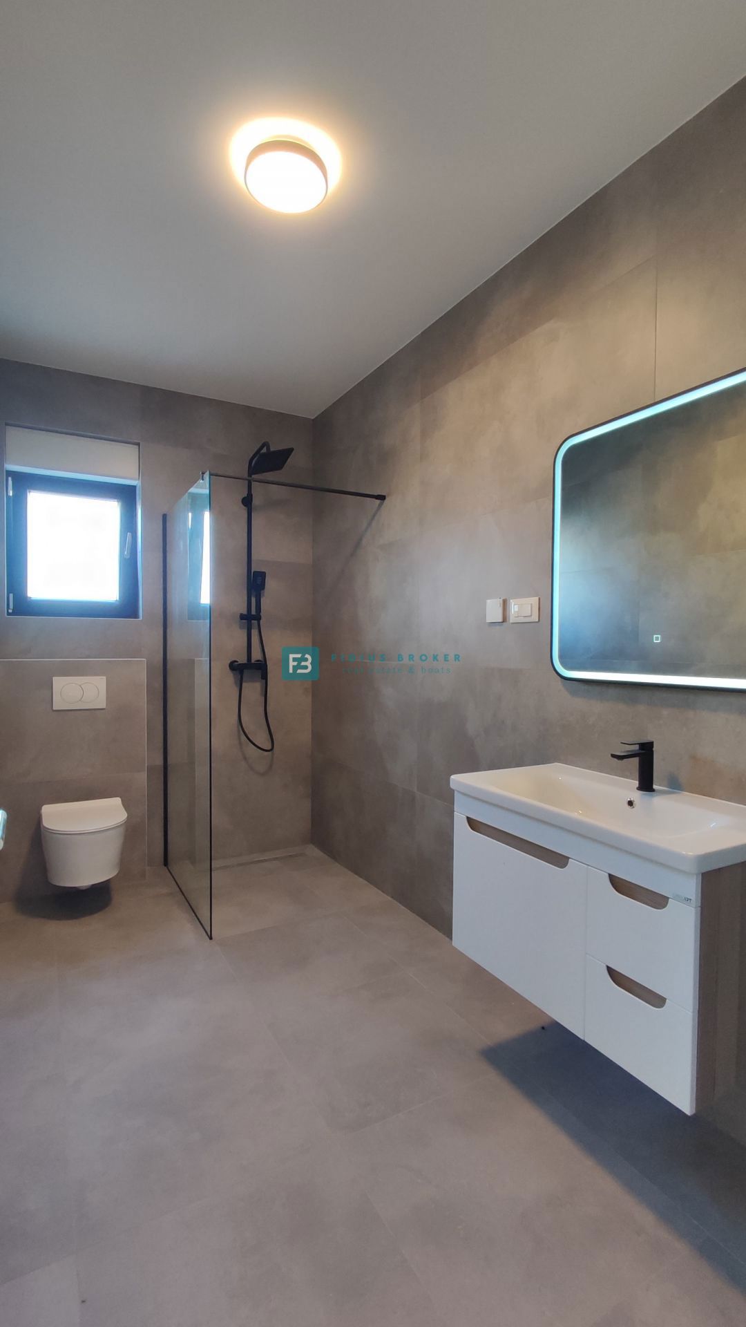 VODICE, novogradnja, dvoetažno stanovanje, vrt 138 m2, 3 ss