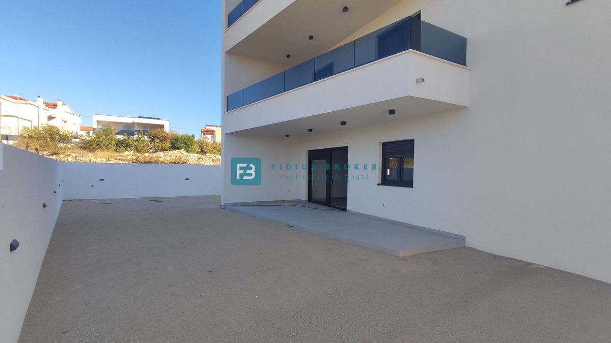 VODICE, novogradnja, dvoetažno stanovanje, vrt 138 m2, 3 ss