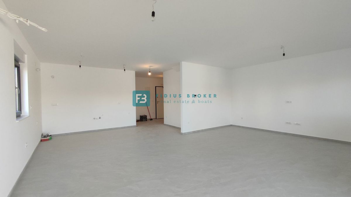 VODICE, novogradnja, dvoetažno stanovanje, vrt 138 m2, 3 ss