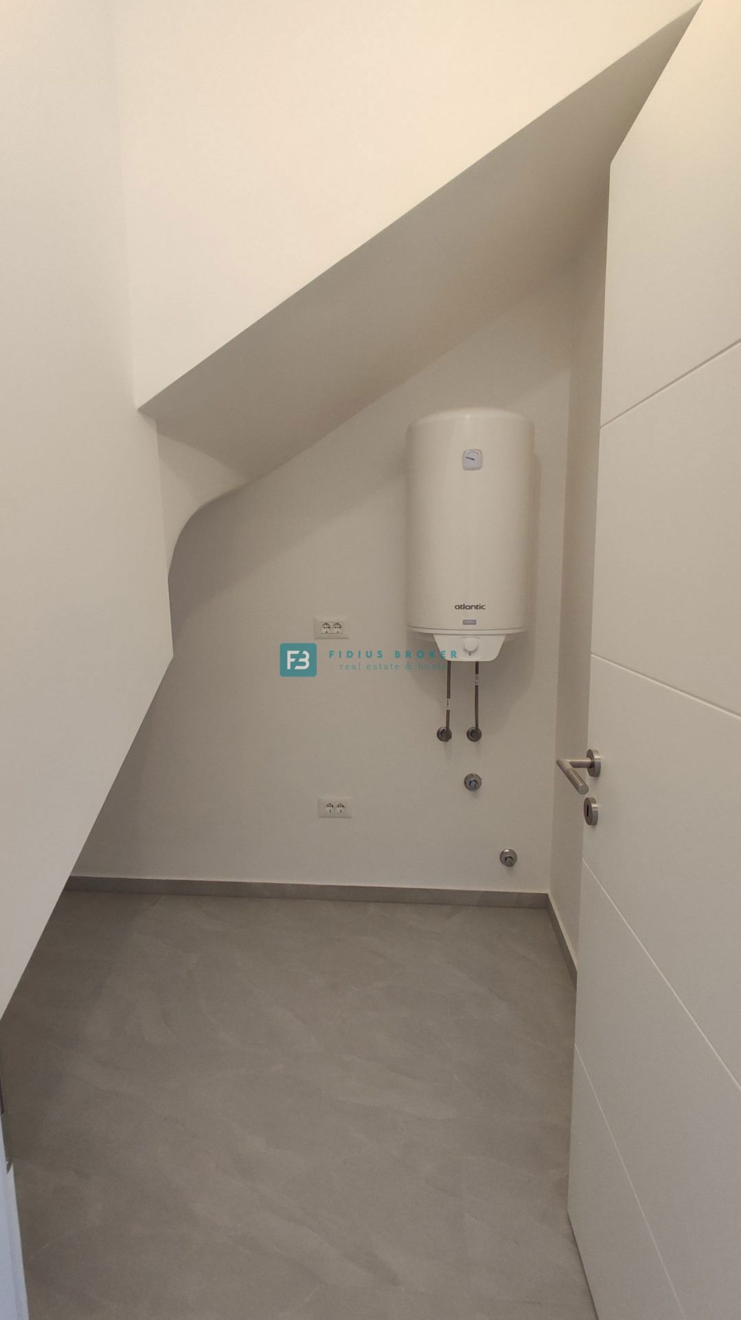 VODICE, novogradnja, dvoetažno stanovanje, vrt 138 m2, 3 ss