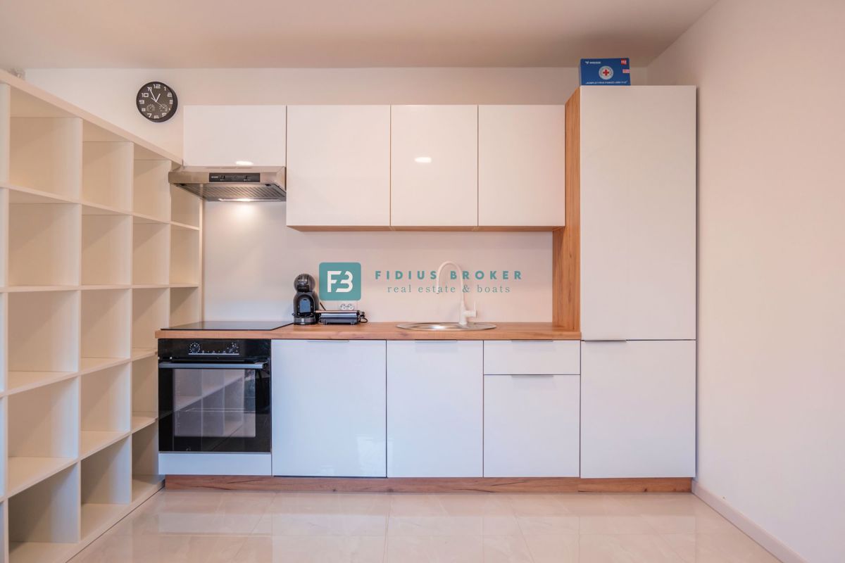 VODICE, novo, moderno stanovanje, 300 m do plaže