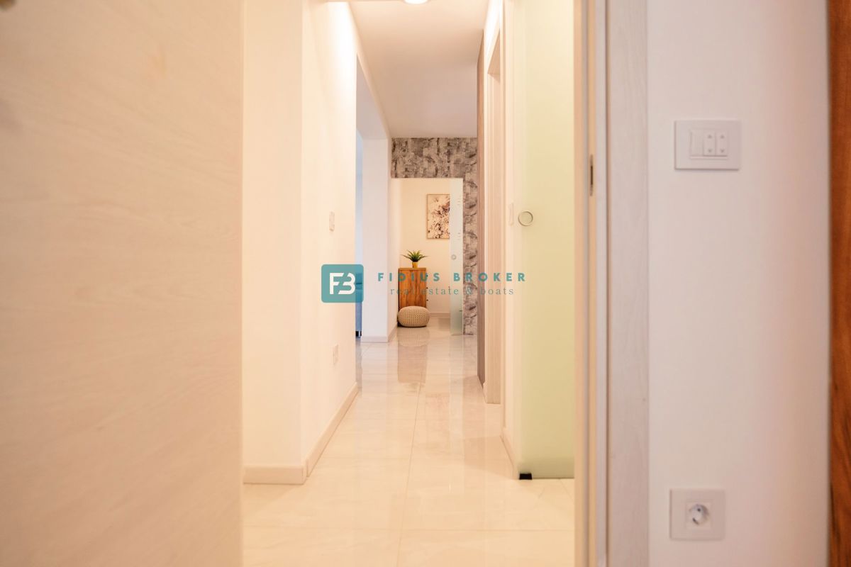 VODICE, novo, moderno stanovanje, 300 m do plaže